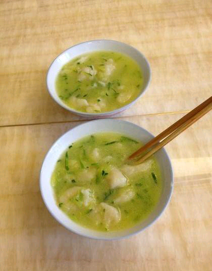 【南瓜丝面疙瘩】1.将南瓜切丝后用油翻炒之后加盐加水；2.将面粉加水调成糊状；3.将面疙瘩用筷子一点点放入南瓜汤里；4.将南瓜汤煮得比较浓稠时即可起锅。