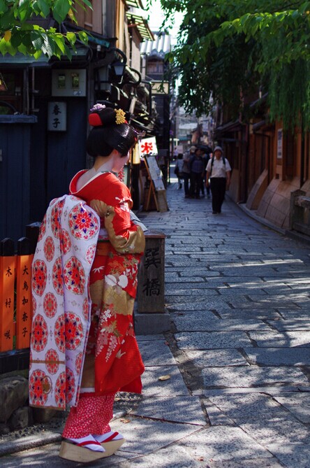 京都风貌---红衣振袖，舞妓姐姐的优雅后姿