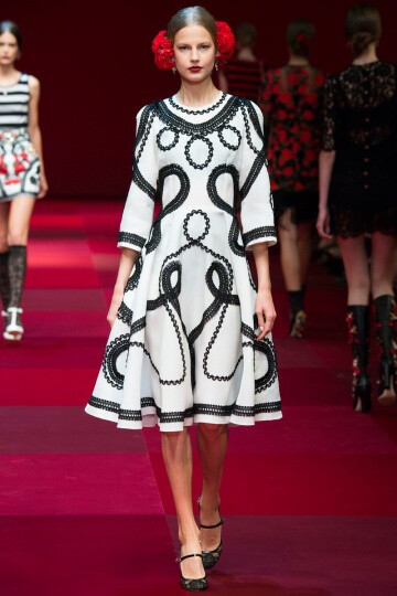 虽然本季秀场运用了大量的西班牙元素，但Dolce &amp;amp; Gabbana标志性的西西里情怀却与之自然的结合在一起，这是由于西西里岛此前曾被西班牙占领，所以两者的风格至如今已融合得十分默契。在表现形式上设计师亦刚…