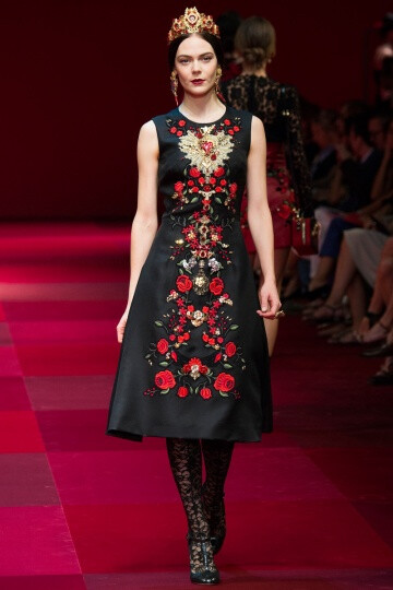 虽然本季秀场运用了大量的西班牙元素，但Dolce &amp;amp; Gabbana标志性的西西里情怀却与之自然的结合在一起，这是由于西西里岛此前曾被西班牙占领，所以两者的风格至如今已融合得十分默契。在表现形式上设计师亦刚…