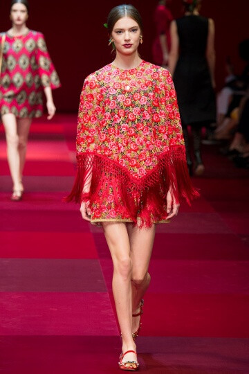 虽然本季秀场运用了大量的西班牙元素，但Dolce &amp;amp; Gabbana标志性的西西里情怀却与之自然的结合在一起，这是由于西西里岛此前曾被西班牙占领，所以两者的风格至如今已融合得十分默契。在表现形式上设计师亦刚…