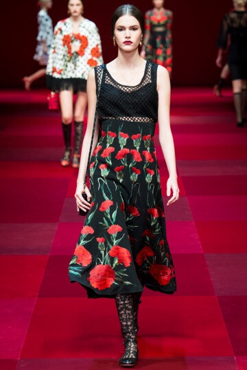 虽然本季秀场运用了大量的西班牙元素，但Dolce &amp;amp; Gabbana标志性的西西里情怀却与之自然的结合在一起，这是由于西西里岛此前曾被西班牙占领，所以两者的风格至如今已融合得十分默契。在表现形式上设计师亦刚益柔，既有化身斗牛士的飒爽，亦不乏充满风情的细长型服装轮廓，结合奢华的巴洛克镶嵌与蕾丝，将女人骨子里的“媚”尽数表现出来。