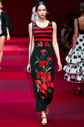 虽然本季秀场运用了大量的西班牙元素，但Dolce &amp;amp; Gabbana标志性的西西里情怀却与之自然的结合在一起，这是由于西西里岛此前曾被西班牙占领，所以两者的风格至如今已融合得十分默契。在表现形式上设计师亦刚…