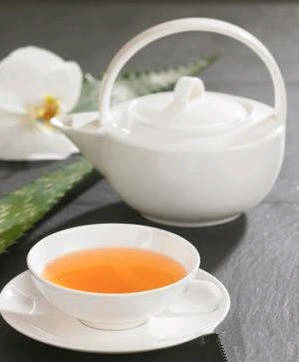 【自制健康好蜜柚绿茶】材料：葡萄柚一颗，绿茶、蜂蜜少许；做法：葡萄柚榨汁，绿茶用冷水冲泡约10分钟，两者调和，用少许蜂蜜调味饮用，天天一杯。蜜柚不仅含有丰富维他命C、钙、磷，且具有止咳化痰，养颜美容、润肤、热控减肥、有助于肠胃道消化及促进新陈代谢等功效。