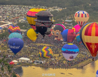 當?shù)貢r間9月19日，墨西哥萊昂國際熱氣球節(jié)開幕。小丑、鴨子、熊貓、蜜蜂…各種呆萌造型的熱氣球升上天空，五彩斑斕美不勝收。點圖，想乘“萌萌噠”來趟飛翔之旅的舉手吧！