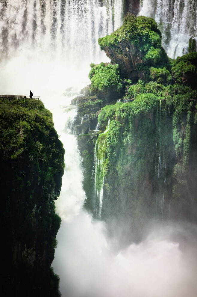 Iguazu Falls。伊瓜苏大瀑布是世界上最宽的瀑布，位于阿根廷与巴西边界上伊瓜苏河与巴拉那河合流点上游23公里处，为马蹄形瀑布，高82米，宽4公里。伊瓜苏大瀑布以半圆形状绵延2,700米，由275个小瀑布组成，无疑是个令新人心跳加速的地方。