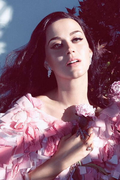 KatyPerry为《Harper's Bazaar》拍摄的十月刊封面图，时尚中国风！