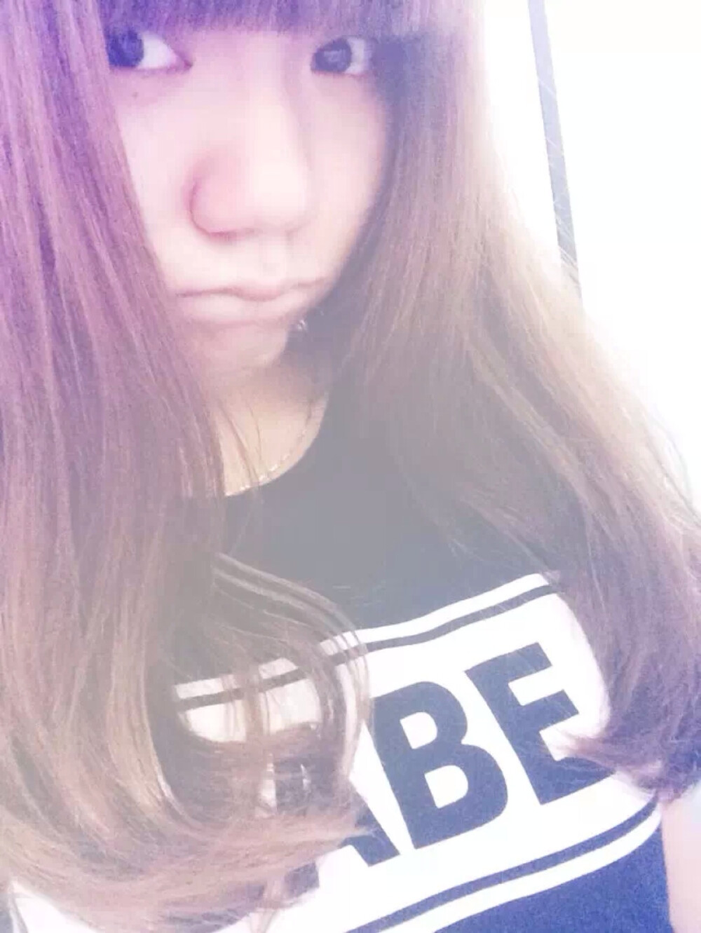 撒撒娇，装下委屈，很多女生都会有这种动作