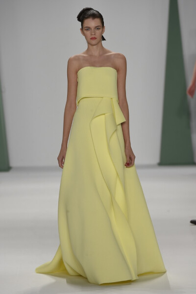 Carolina Herrera RTW Spring 2015。卡罗琳娜·海莱娜2015春夏纽约时装周成衣发布。走进2015春夏，Herrera注意力集中在花园色调，粉色、蓝色、紫色和黄色，将现代主义，数字光谱注入自然灵感。然而卡罗琳娜·海莱娜 Ca…