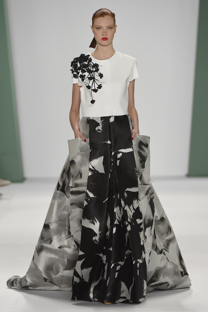 Carolina Herrera RTW Spring 2015。卡罗琳娜·海莱娜2015春夏纽约时装周成衣发布。走进2015春夏，Herrera注意力集中在花园色调，粉色、蓝色、紫色和黄色，将现代主义，数字光谱注入自然灵感。然而卡罗琳娜·海莱娜 Carolina Herrera并没有漫无目的的随意运用科技元素，不仅保留品牌一贯优雅还将青春风范带入这个美丽的花朵系列。