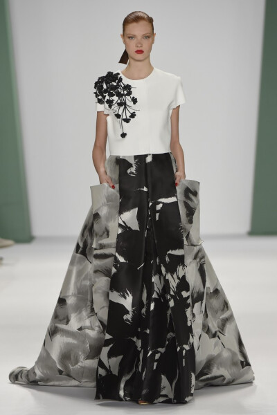 Carolina Herrera RTW Spring 2015。卡罗琳娜·海莱娜2015春夏纽约时装周成衣发布。走进2015春夏，Herrera注意力集中在花园色调，粉色、蓝色、紫色和黄色，将现代主义，数字光谱注入自然灵感。然而卡罗琳娜·海莱娜 Ca…