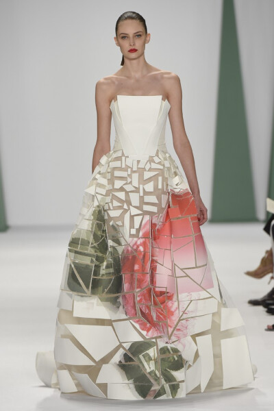 Carolina Herrera RTW Spring 2015。卡罗琳娜·海莱娜2015春夏纽约时装周成衣发布。走进2015春夏，Herrera注意力集中在花园色调，粉色、蓝色、紫色和黄色，将现代主义，数字光谱注入自然灵感。然而卡罗琳娜·海莱娜 Ca…