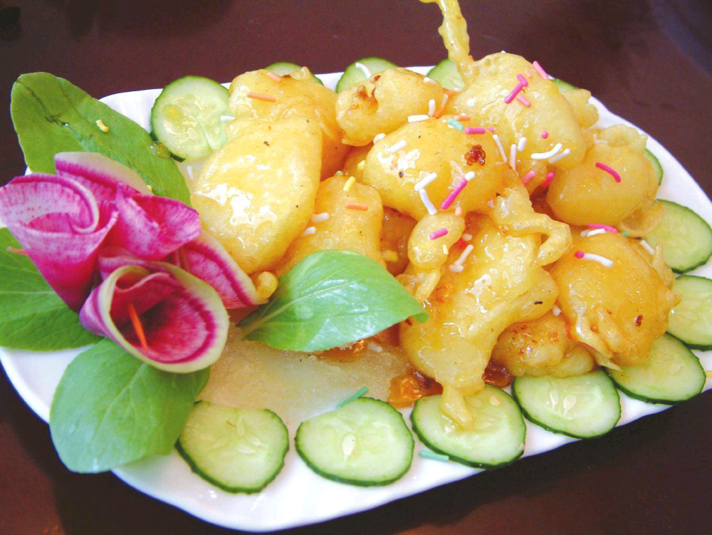 【拔丝奶皮】:1将面粉,淀粉和泡打粉(两小勺)加水,色拉油搅拌成脆皮糊