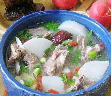 【DIY羊排萝卜汤】萝卜去皮洗净切块,羊排洗净,开水焯下捞出砂锅入清水,下羊排,入姜.红枣.桂皮.葱结.一块萝卜;加料酒,大火煮开,小火20min;撇去浮沫,捞去萝卜,小火炖40min;入萝卜块,大火煮开,小火20min,捞去葱结,撇浮油;放盐.胡椒粉.枸杞.鸡精,撒上青蒜。