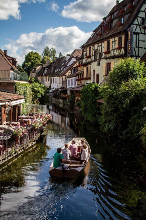 Colmar, Alsace, France。科尔马是法国东北部阿尔萨斯的一个小镇，地处平原，重要的葡萄酒市场。有铁路经过，设有纺织工业学校。科尔马是最浪漫的地区之一，因其境内运河和花船而得名。从桥上可以看到以前船夫和洗衣店在水中的倒影，景色美丽。动画电影《哈尔的移动城堡》中的小镇原型就是法国的科尔马。