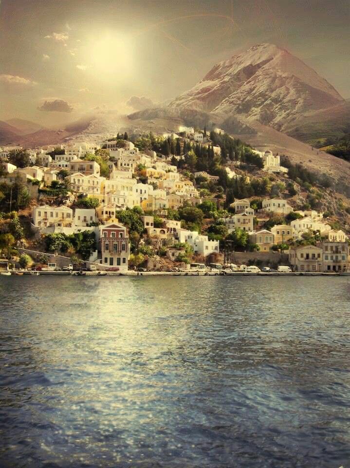 Symi（Syme/Simi ）island, Sporades, Greece。锡米岛位于希腊爱琴海中的南斯波拉泽斯群岛的南部，罗德岛的北部，靠近土耳其西南部海岸。锡米岛拥有希腊最美丽的海港。在峡湾两边的峭壁上排列着许多色彩柔和的房屋，或白色、或黄色，还有精巧的阳台和漂亮的红屋顶。许多房子的窗户和门上也带有明显的新古典主义特色，内部装饰以木雕——当地人祖辈相传的手工艺——为主。所以，许多游客到锡米岛来就是为了参观这里色彩斑斓的港口居住区。房屋建筑样式大多数含有新古典主义风格的山形墙，似乎在向人们暗示着100多年前这里曾是希腊最繁荣的岛屿之一。