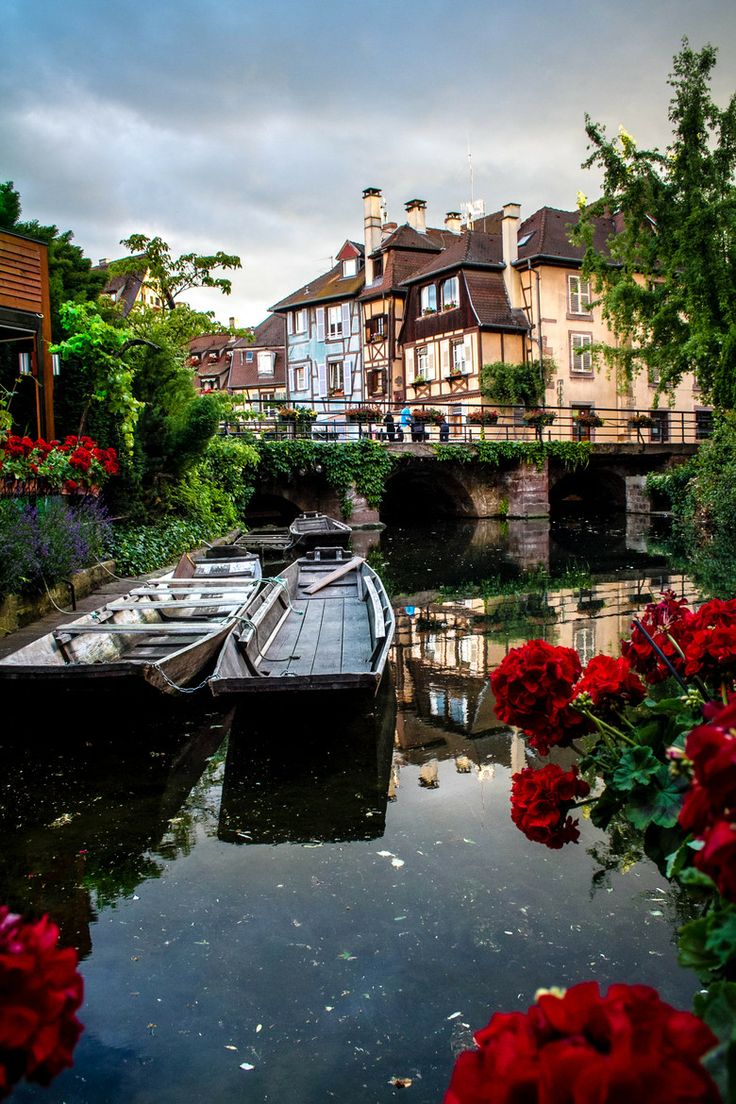 Colmar, Alsace, France。科尔马是法国东北部阿尔萨斯的一个小镇，地处平原，重要的葡萄酒市场。有铁路经过，设有纺织工业学校。科尔马是最浪漫的地区之一，因其境内运河和花船而得名。从桥上可以看到以前船夫和洗衣店在水中的倒影，景色美丽。动画电影《哈尔的移动城堡》中的小镇原型就是法国的科尔马。