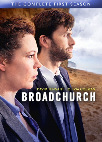 一大波英剧推荐又来啦~~ITV悬疑剧《小镇疑云》（Broadchurch）故事发生在英格兰西南部的一个安宁的海滨小镇Broadchurch。满身血污的男孩尸体被发现在一片海滩上。这座安逸的滨海小镇因此被推上了风口浪尖，不仅引来…