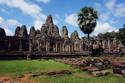 Bayon,Siem Reap,Cambodia。（Photo by Fannie Wu）巴戎寺是柬埔寨大吴哥的中心、也是最精华的部分。这是一座寺庙，但这更像是一座人为堆砌的山峰。 巴戎寺内有54座塔，每个塔尖都有一组4个的佛像，共计216张脸，每…