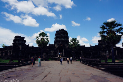 Angkor Wat, Siem Reap,Cambodia。（Photo by Fannie Wu）柬埔寨吴哥寺。小吴哥原始的名字是Vrah Vishnulok，意思为“毗湿奴的神殿”。中国古籍称为“桑香佛舍”。它是吴哥古迹中保存得最完好的庙宇，以建筑宏伟与浮…