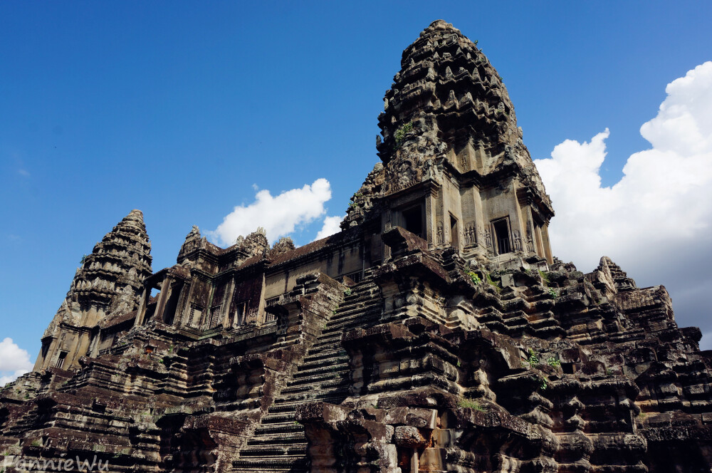 Angkor Wat, Siem Reap,Cambodia。（Photo by Fannie Wu）柬埔寨吴哥寺。小吴哥原始的名字是Vrah Vishnulok，意思为“毗湿奴的神殿”。中国古籍称为“桑香佛舍”。它是吴哥古迹中保存得最完好的庙宇，以建筑宏伟与浮雕细致闻名于世，也是世界上最大的庙宇。12世纪时，吴哥王朝国王苏耶跋摩二世希望在平地兴建一座规模宏伟的石窟寺庙，作为吴哥王朝的国都和国寺。这的建筑具有登峰造极的美，随意在那个角度环顾，都能体会到建筑的艺术。