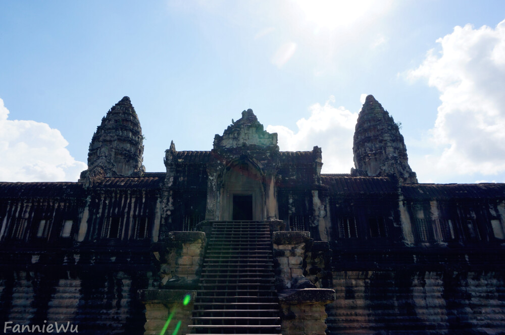 Angkor Wat, Siem Reap,Cambodia。（Photo by Fannie Wu）柬埔寨吴哥寺。小吴哥原始的名字是Vrah Vishnulok，意思为“毗湿奴的神殿”。中国古籍称为“桑香佛舍”。它是吴哥古迹中保存得最完好的庙宇，以建筑宏伟与浮雕细致闻名于世，也是世界上最大的庙宇。12世纪时，吴哥王朝国王苏耶跋摩二世希望在平地兴建一座规模宏伟的石窟寺庙，作为吴哥王朝的国都和国寺。这的建筑具有登峰造极的美，随意在那个角度环顾，都能体会到建筑的艺术。