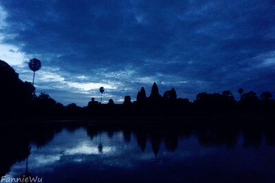 Angkor Wat, Siem Reap,Cambodia。（Photo by Fannie Wu）柬埔寨吴哥寺。小吴哥原始的名字是Vrah Vishnulok，意思为“毗湿奴的神殿”。中国古籍称为“桑香佛舍”。它是吴哥古迹中保存得最完好的庙宇，以建筑宏伟与浮…