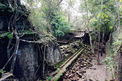 Beng Mealea,Siem Reap,Cambodia。（Photo by Fannie Wu）崩密列是吴哥最神秘的寺庙之一，因为它已经完全陷落于荒野之中，在崩密列，你可以看到吴哥窟未被发现前在丛林中沉睡的模样，它是吴哥遗迹群中最值得去同时也…