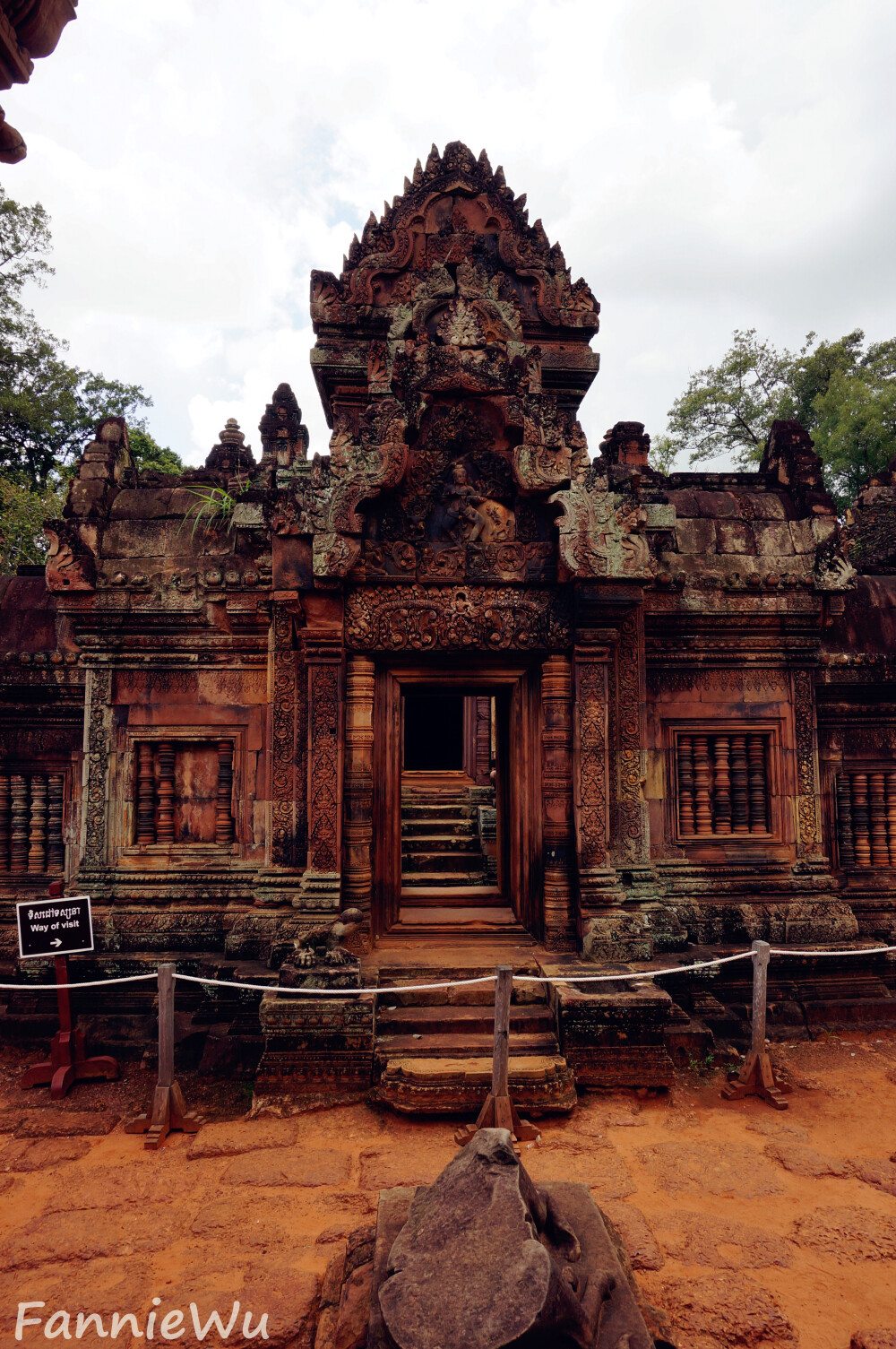 Banteay Srei,Siem Reap,Cambodia。（Photo by Fannie Wu）女王宫被誉为吴哥艺术皇冠上的一颗珍珠。与大部分吴哥古迹所使用的青砂岩不同，女王宫采用高棉特有的红土和略带桃色的石块建造，色彩极为艳丽。内有世界上最好的石雕作品，它是吴哥比较小的一处景点，虽然规模不大，但却声名显赫，是吴哥古迹中风格最独特和最精致的建筑群之一。