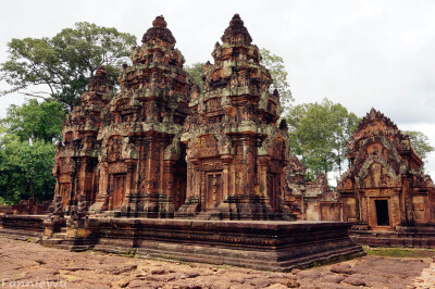 Banteay Srei,Siem Reap,Cambodia。（Photo by Fannie Wu）女王宫被誉为吴哥艺术皇冠上的一颗珍珠。与大部分吴哥古迹所使用的青砂岩不同，女王宫采用高棉特有的红土和略带桃色的石块建造，色彩极为艳丽。内有世界上…