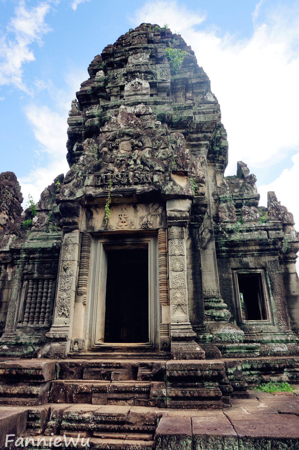 Banteay Samre,Siem Reap,Cambodia。（Photo by Fannie Wu）班提色玛寺建于12世纪中期，属于印度教风格，在苏耶跋摩二世时期建造。宽阔和平坦的风格将其与吴哥窟的其他建筑区分出来，特别和泰国的高棉寺相似度极高。其中大部分的雕刻品保存的非常好。