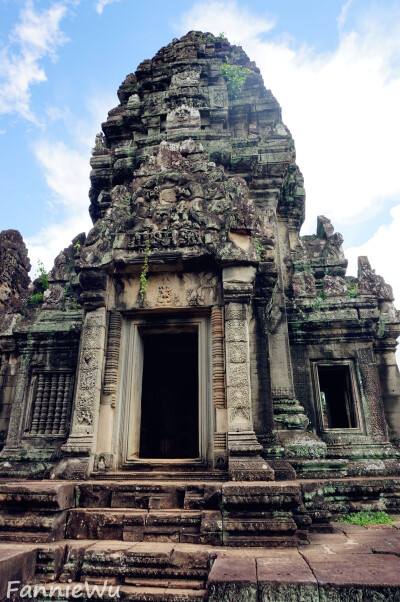 Banteay Samre,Siem Reap,Cambodia。（Photo by Fannie Wu）班提色玛寺建于12世纪中期，属于印度教风格，在苏耶跋摩二世时期建造。宽阔和平坦的风格将其与吴哥窟的其他建筑区分出来，特别和泰国的高棉寺相似度极高。…