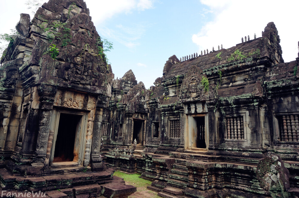 Banteay Samre,Siem Reap,Cambodia。（Photo by Fannie Wu）班提色玛寺建于12世纪中期，属于印度教风格，在苏耶跋摩二世时期建造。宽阔和平坦的风格将其与吴哥窟的其他建筑区分出来，特别和泰国的高棉寺相似度极高。其中大部分的雕刻品保存的非常好。