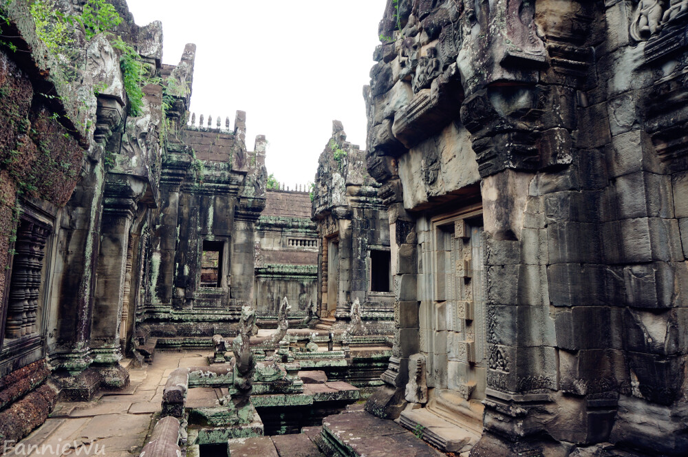 Banteay Samre,Siem Reap,Cambodia。（Photo by Fannie Wu）班提色玛寺建于12世纪中期，属于印度教风格，在苏耶跋摩二世时期建造。宽阔和平坦的风格将其与吴哥窟的其他建筑区分出来，特别和泰国的高棉寺相似度极高。其中大部分的雕刻品保存的非常好。