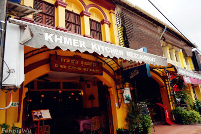 Khmer Kitchen Restaurant,The Old Market,Siem Reap,Cambodia。（Photo by Fannie Wu）暹粒老市场的高棉厨房餐厅，这个铺着红格子桌布的餐厅看上去让人感觉整洁而愉悦，有好吃的高棉菜和泰国菜，每道菜3美元左右。