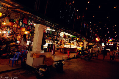 Angkor Night Market,Siem Reap,Cambodia。（Photo by Fannie Wu）吴哥夜市就位于暹粒市区最繁华的地段，紧邻老市场和酒吧街。相比老市场，吴哥夜市要整洁一些。每到晚上，这里便成为各国游客最喜欢的消遣地之一，热…