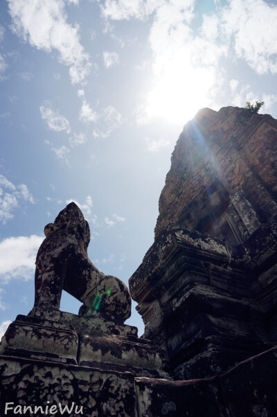 East Mebon,Siem Reap, Cambodia.（Photo by Fannie Wu）东梅奔寺是罗贞陀罗跋摩二世（Rajendravarman II) 于十世纪中兴建，大象石雕是用来祭祀印度神湿婆，以及国王的双亲。原本是位于一个七公里长，二公里宽的人工…