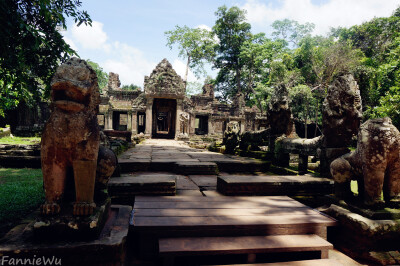 Preah Khan,Siem Reap, Cambodia.（Photo by Fannie Wu）圣剑寺寺名来源于阇耶跋摩二世传继承人圣剑的传说。阇耶跋摩七世重建吴哥城时曾在此居住，这里曾经是高棉人最重视的寺庙之一，最重要的节日典礼都在这里举行…