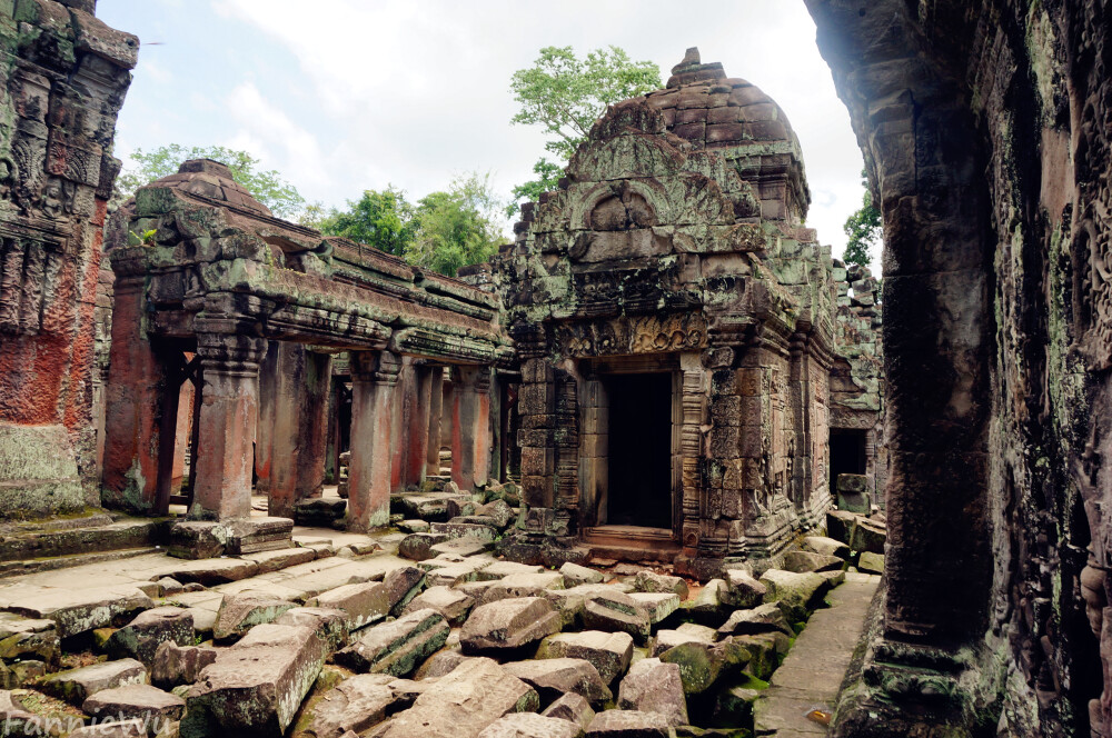 Preah Khan,Siem Reap, Cambodia.（Photo by Fannie Wu）圣剑寺寺名来源于阇耶跋摩二世传继承人圣剑的传说。阇耶跋摩七世重建吴哥城时曾在此居住，这里曾经是高棉人最重视的寺庙之一，最重要的节日典礼都在这里举行，数千人供养和维护着这座寺庙。