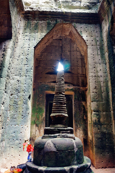 Preah Khan,Siem Reap, Cambodia.（Photo by Fannie Wu）圣剑寺寺名来源于阇耶跋摩二世传继承人圣剑的传说。阇耶跋摩七世重建吴哥城时曾在此居住，这里曾经是高棉人最重视的寺庙之一，最重要的节日典礼都在这里举行…