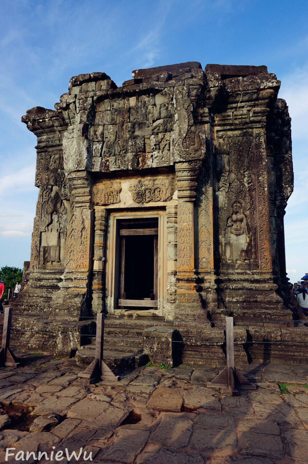 Phnom Bakheng,Siem Reap, Cambodia.（Photo by Fannie Wu）巴肯山上建有巴肯寺，是柬埔寨吴哥古迹中供奉湿婆的印度教寺庙，建立于9世纪，吴哥王朝国王耶输跋摩一世建都吴哥后在巴肯山上建立此庙。