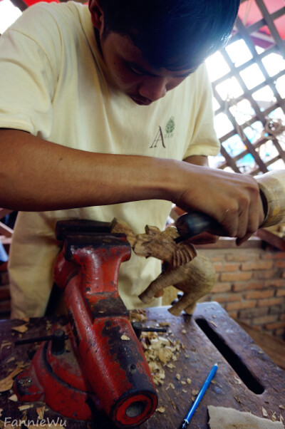 Artisans d'Angkor,Siem Reap, Cambodia.（Photo by Fannie Wu）吴哥艺术文化学院，是一家传统工艺品的技术学校，技工在此进行培训之后，再进入工作室进行工艺品制作。吴哥工匠在金边和暹粒分别有很多家作坊和门店。…