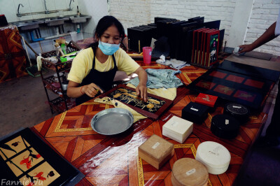 Artisans d'Angkor,Siem Reap, Cambodia.（Photo by Fannie Wu）吴哥艺术文化学院，是一家传统工艺品的技术学校，技工在此进行培训之后，再进入工作室进行工艺品制作。吴哥工匠在金边和暹粒分别有很多家作坊和门店。…