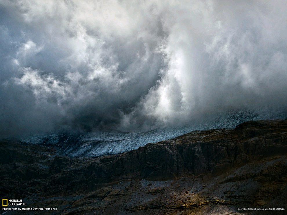 圖爲(wèi)佩迪杜山（Monte Perdido，意爲(wèi)“迷失之山”）的北面。這座山位於西班牙比利牛斯山脈之中，山上的雲(yún)層已經(jīng)持續(xù)三天，偶爾才能見到冰川的容顔。這裏異常寒冷，強(qiáng)風(fēng)陣陣，整個氛圍讓人想起托爾金筆下的魔戒世界，好似傳說中古代神靈或者巨龍的居所。