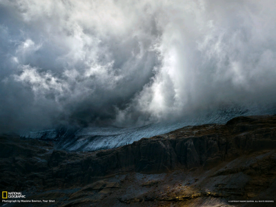 圖爲(wèi)佩迪杜山（Monte Perdido，意爲(wèi)“迷失之山”）的北面。這座山位於西班牙比利牛斯山脈之中，山上的雲(yún)層已經(jīng)持續(xù)三天，偶爾才能見到冰川的容顔。這裏異常寒冷，強(qiáng)風(fēng)陣陣，整個(gè)氛圍讓人想起托爾金筆下的魔戒世界，…