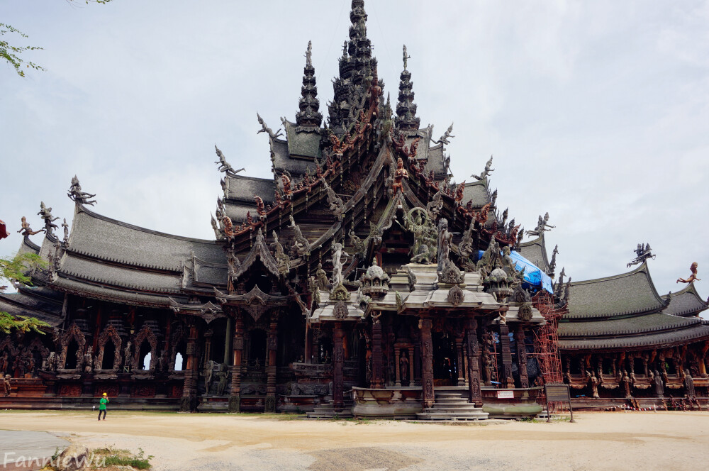 The Sanctuary of Truth,Pattaya,Thailand。（Photo by Fannie Wu）泰国芭提雅真理寺又名木雕之城，是全世界最大的木雕建筑，位于泰国芭提雅北部五公里的临海上，环境清幽静谧，远看像一座宏伟的寺庙屹立海边，但它并不是真的寺庙，而是一座出于宗教理念的艺术创作。