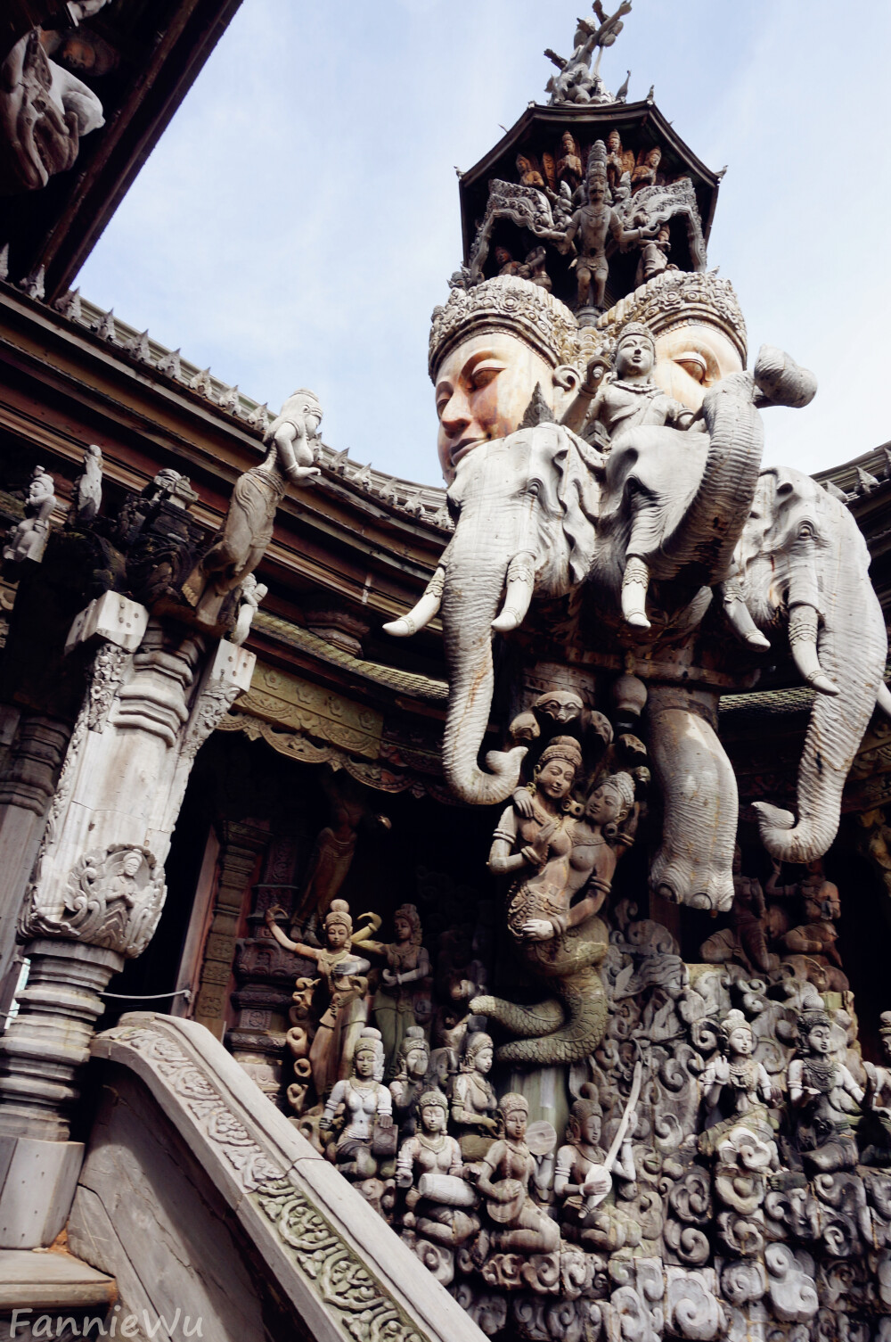 The Sanctuary of Truth,Pattaya,Thailand。（Photo by Fannie Wu）泰国芭提雅真理寺又名木雕之城，是全世界最大的木雕建筑，位于泰国芭提雅北部五公里的临海上，环境清幽静谧，远看像一座宏伟的寺庙屹立海边，但它并不是真的寺庙，而是一座出于宗教理念的艺术创作。