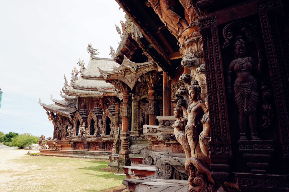 The Sanctuary of Truth,Pattaya,Thailand。（Photo by Fannie Wu）泰国芭提雅真理寺又名木雕之城，是全世界最大的木雕建筑，位于泰国芭提雅北部五公里的临海上，环境清幽静谧，远看像一座宏伟的寺庙屹立海边，但它并不是真的寺庙，而是一座出于宗教理念的艺术创作。