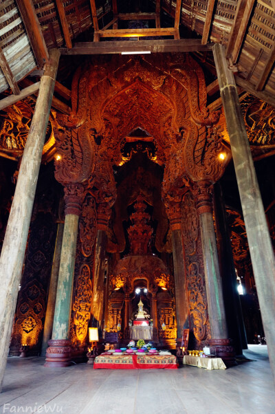 The Sanctuary of Truth,Pattaya,Thailand。（Photo by Fannie Wu）泰国芭提雅真理寺又名木雕之城，是全世界最大的木雕建筑，位于泰国芭提雅北部五公里的临海上，环境清幽静谧，远看像一座宏伟的寺庙屹立海边，但它…