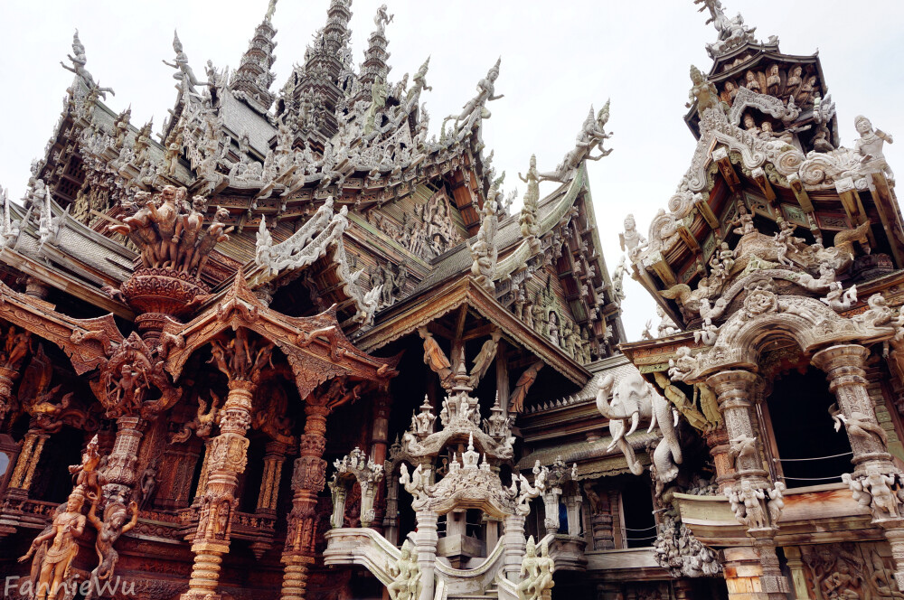 The Sanctuary of Truth,Pattaya,Thailand。（Photo by Fannie Wu）泰国芭提雅真理寺又名木雕之城，是全世界最大的木雕建筑，位于泰国芭提雅北部五公里的临海上，环境清幽静谧，远看像一座宏伟的寺庙屹立海边，但它并不是真的寺庙，而是一座出于宗教理念的艺术创作。